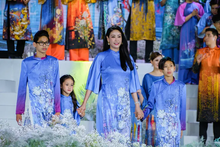 Lễ hội Áo dài 2022: Sao Việt hào hứng trình diễn bên gia đình - Ảnh 4. Lễ hội Áo dài 2022: Sao Việt hào hứng trình diễn bên gia đình - Ảnh 4.