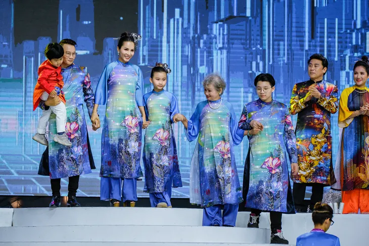 Lễ hội Áo dài 2022: Sao Việt hào hứng trình diễn bên gia đình - Ảnh 2. Lễ hội Áo dài 2022: Sao Việt hào hứng trình diễn bên gia đình - Ảnh 2.