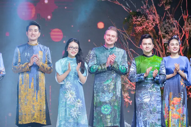 Lễ hội Áo dài 2022: Sao Việt hào hứng trình diễn bên gia đình - Ảnh 11. Lễ hội Áo dài 2022: Sao Việt hào hứng trình diễn bên gia đình - Ảnh 11.