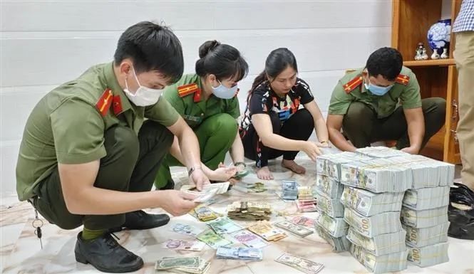 Khởi tố bổ sung vụ án tiệm vàng trốn thuế hơn 10.000 tỷ đồng - Ảnh 1. Khởi tố bổ sung vụ án tiệm vàng trốn thuế hơn 10.000 tỷ đồng - Ảnh 1.