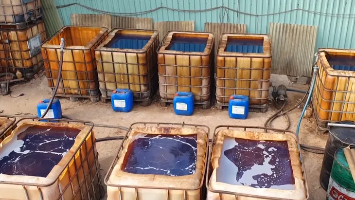Bà Rịa – Vũng Tàu: Tạm đình chỉ công tác Bí thư và Chủ tịch xã vụ bắt cơ sở tái chế dầu nhớt giả - Ảnh 2. Bà Rịa – Vũng Tàu: Tạm đình chỉ công tác Bí thư và Chủ tịch xã vụ bắt cơ sở tái chế dầu nhớt giả - Ảnh 2.