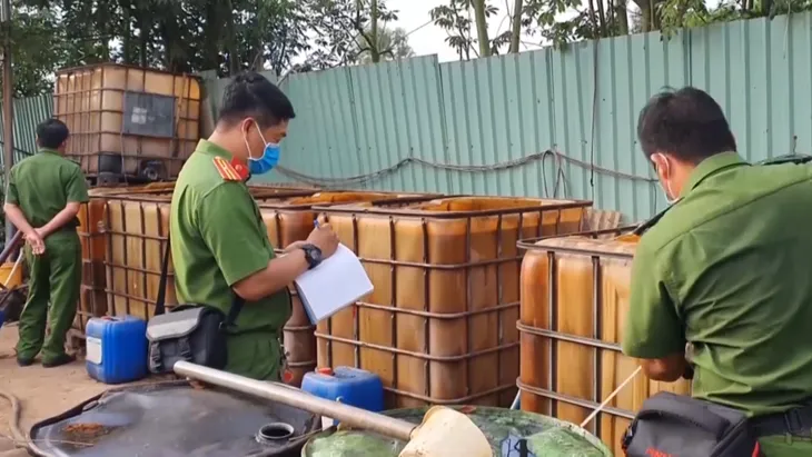 Bà Rịa – Vũng Tàu: Tạm đình chỉ công tác Bí thư và Chủ tịch xã vụ bắt cơ sở tái chế dầu nhớt giả - Ảnh 1. Bà Rịa – Vũng Tàu: Tạm đình chỉ công tác Bí thư và Chủ tịch xã vụ bắt cơ sở tái chế dầu nhớt giả - Ảnh 1.