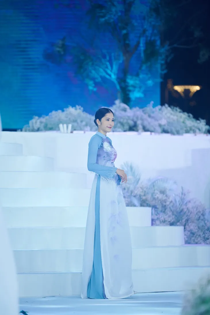 Nam Em, Kim Duyên trình diễn áo dài vẽ thủ công trên lụa tại Tuần lễ Áo dài TP Hồ Chí Minh - Ảnh 3.