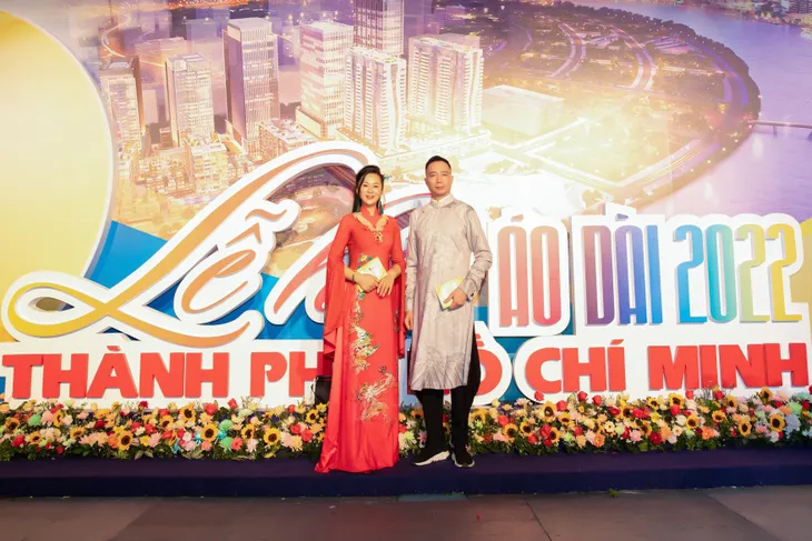 Gốm sứ Việt sống động trên tà áo dài - Ảnh 3. Gốm sứ Việt sống động trên tà áo dài - Ảnh 3.