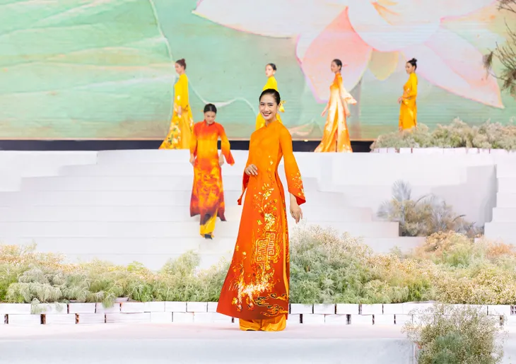 Gốm sứ Việt sống động trên tà áo dài - Ảnh 1. Gốm sứ Việt sống động trên tà áo dài - Ảnh 1.