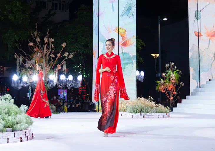 Gốm sứ Việt sống động trên tà áo dài - Ảnh 2. Gốm sứ Việt sống động trên tà áo dài - Ảnh 2.