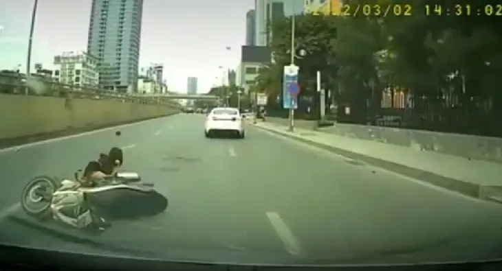 Lái xe ra đường bất cẩn, tài xế gây tai nạn cho người khác - Ảnh 1. Lái xe ra đường bất cẩn, tài xế gây tai nạn cho người khác - Ảnh 1.