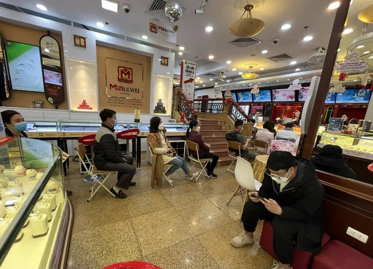 Giá vàng tăng hơn 3 triệu đồng trong một ngày - Ảnh 1. Giá vàng tăng hơn 3 triệu đồng trong một ngày - Ảnh 1.