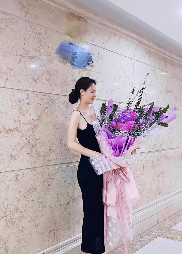 Loạt diễn viên khoe hoa, ảnh xinh đẹp nhân ngày 8/3 - Ảnh 6. Loạt diễn viên khoe hoa, ảnh xinh đẹp nhân ngày 8/3 - Ảnh 6.