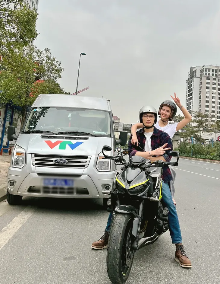 Thương ngày nắng về - phần 2: Đình Tú khác lạ bên Huyền Lizzie - Ảnh 2. Thương ngày nắng về - phần 2: Đình Tú khác lạ bên Huyền Lizzie - Ảnh 2.