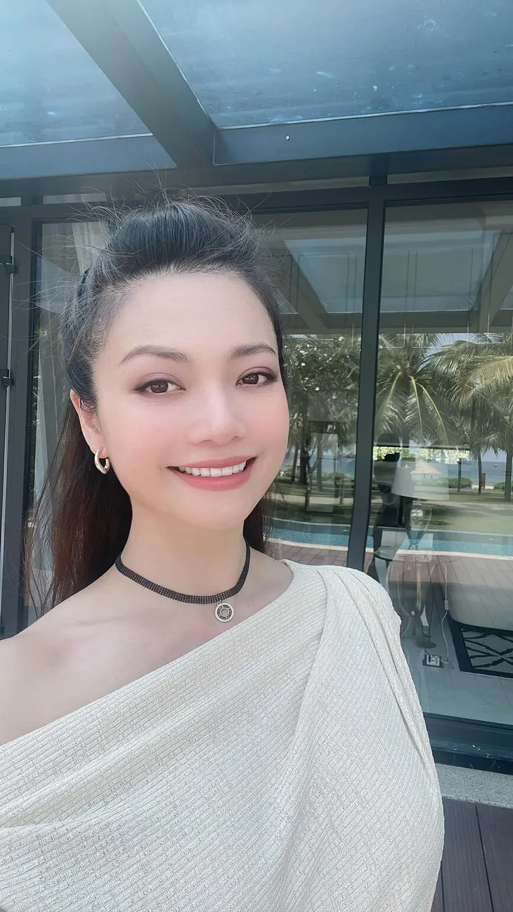 Loạt diễn viên khoe hoa, ảnh xinh đẹp nhân ngày 8/3 - Ảnh 8. Loạt diễn viên khoe hoa, ảnh xinh đẹp nhân ngày 8/3 - Ảnh 8.