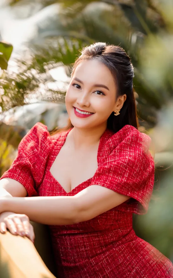 Loạt diễn viên khoe hoa, ảnh xinh đẹp nhân ngày 8/3 - Ảnh 4. Loạt diễn viên khoe hoa, ảnh xinh đẹp nhân ngày 8/3 - Ảnh 4.