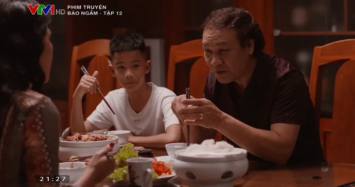 Bão ngầm - Tập 12: Lão Tuất sai đàn em viết đơn tố cáo nặc danh yêu cầu kỷ luật Đại tá Hà - Ảnh 9. Bão ngầm - Tập 12: Lão Tuất sai đàn em viết đơn tố cáo nặc danh yêu cầu kỷ luật Đại tá Hà - Ảnh 9.