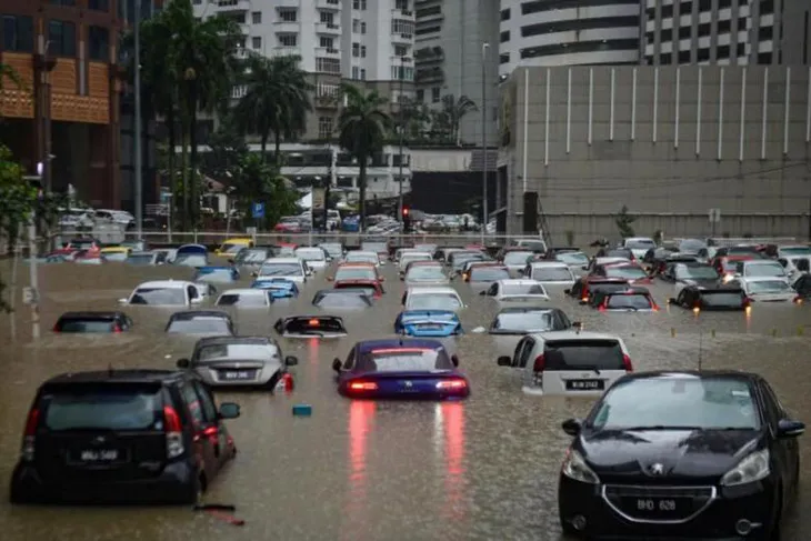 Mưa lớn gây ngập lụt nghiêm trọng tại thủ đô Malaysia - Ảnh 1. Mưa lớn gây ngập lụt nghiêm trọng tại thủ đô Malaysia - Ảnh 1.