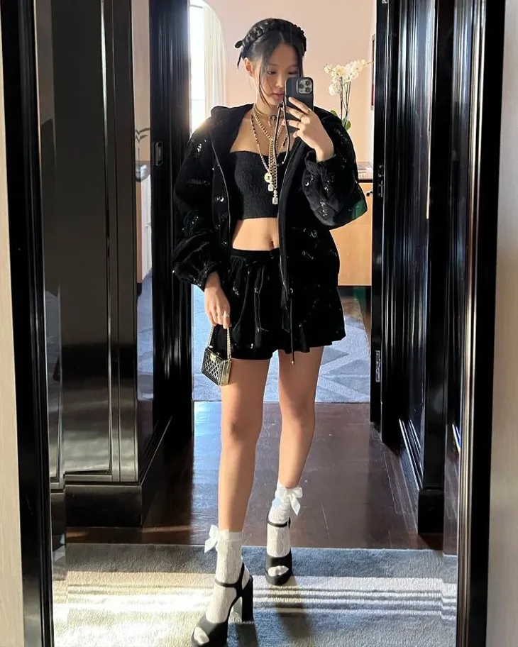 Jennie (BLACKPINK) trở thành tâm điểm chú ý tại Tuần lễ thời trang Paris - Ảnh 3. Jennie (BLACKPINK) trở thành tâm điểm chú ý tại Tuần lễ thời trang Paris - Ảnh 3.