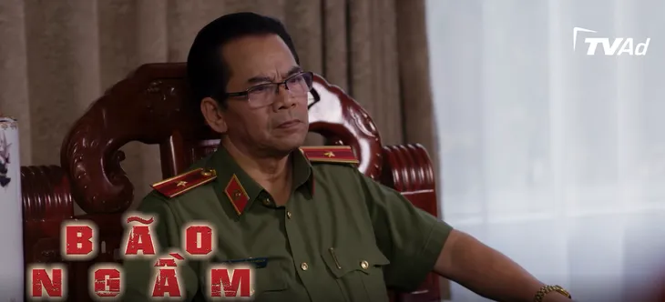 Bão ngầm - Tập 13: Thiếu tướng Hoạch tức giận quyết tìm ra người viết thư nặc danh - Ảnh 3. Bão ngầm - Tập 13: Thiếu tướng Hoạch tức giận quyết tìm ra người viết thư nặc danh - Ảnh 3.