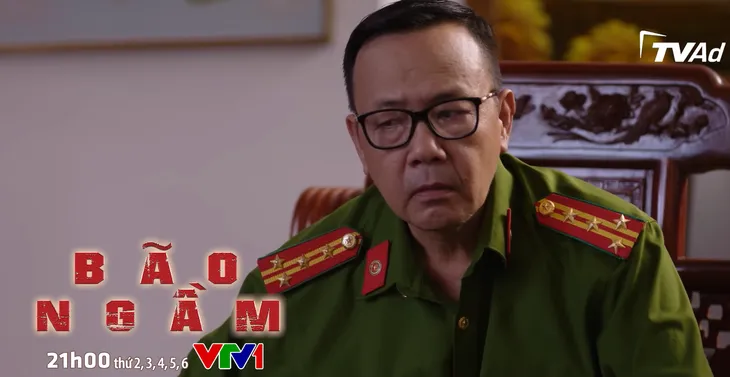 Bão ngầm - Tập 13: Thiếu tướng Hoạch tức giận quyết tìm ra người viết thư nặc danh - Ảnh 2. Bão ngầm - Tập 13: Thiếu tướng Hoạch tức giận quyết tìm ra người viết thư nặc danh - Ảnh 2.