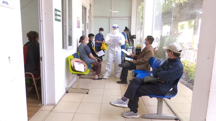 Do chủ quan, nhiều người tái nhiễm COVID-19 sau chỉ 1 tháng - Ảnh 5. Do chủ quan, nhiều người tái nhiễm COVID-19 sau chỉ 1 tháng - Ảnh 5.