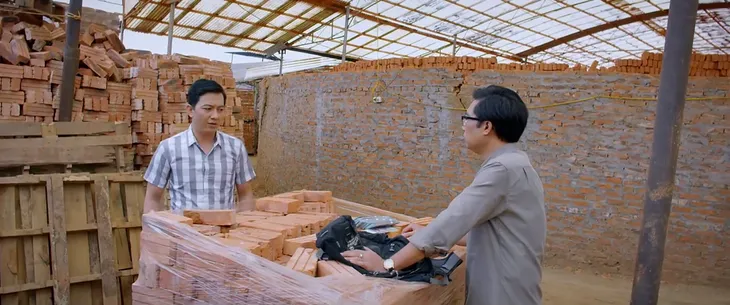 Lối về miền hoa - Tập 15: Lợi bắt quả tang Thắng - Mạnh câu kết lừa đảo - Ảnh 1. Lối về miền hoa - Tập 15: Lợi bắt quả tang Thắng - Mạnh câu kết lừa đảo - Ảnh 1.