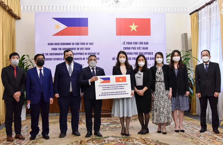 Việt Nam trao tặng 200 tấn gạo giúp Philippines khắc phục hậu quả bão Rai - Ảnh 1. Việt Nam trao tặng 200 tấn gạo giúp Philippines khắc phục hậu quả bão Rai - Ảnh 1.