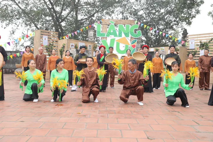 Diễn viên Trung Ruồi, Đỗ Duy Nam về quê tiếp thị tương cho làng Đình Tổ - Ảnh 4. Diễn viên Trung Ruồi, Đỗ Duy Nam về quê tiếp thị tương cho làng Đình Tổ - Ảnh 4.