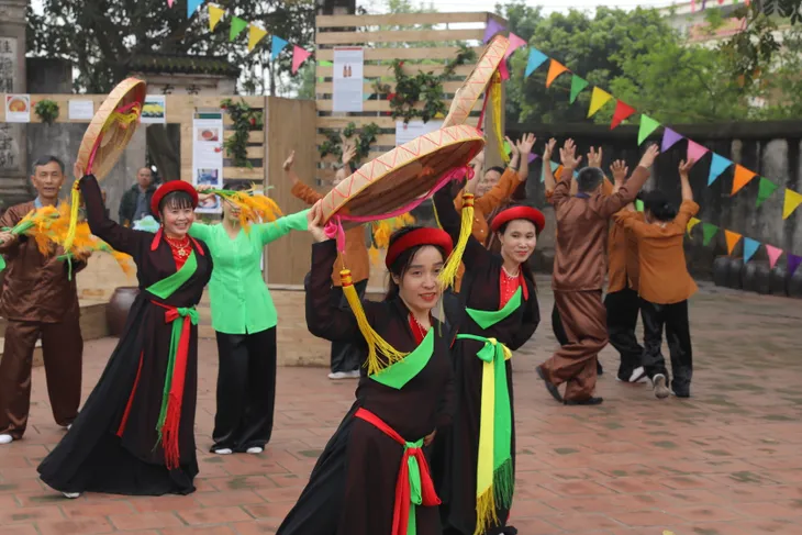 Diễn viên Trung Ruồi, Đỗ Duy Nam về quê tiếp thị tương cho làng Đình Tổ - Ảnh 6. Diễn viên Trung Ruồi, Đỗ Duy Nam về quê tiếp thị tương cho làng Đình Tổ - Ảnh 6.