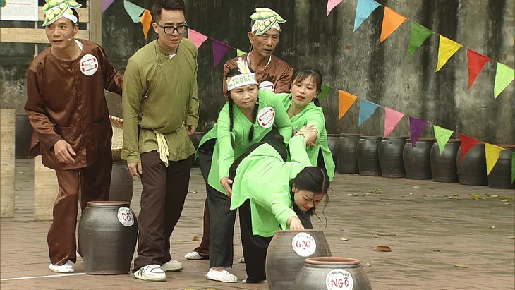 Diễn viên Trung Ruồi, Đỗ Duy Nam về quê tiếp thị tương cho làng Đình Tổ - Ảnh 1. Diễn viên Trung Ruồi, Đỗ Duy Nam về quê tiếp thị tương cho làng Đình Tổ - Ảnh 1.