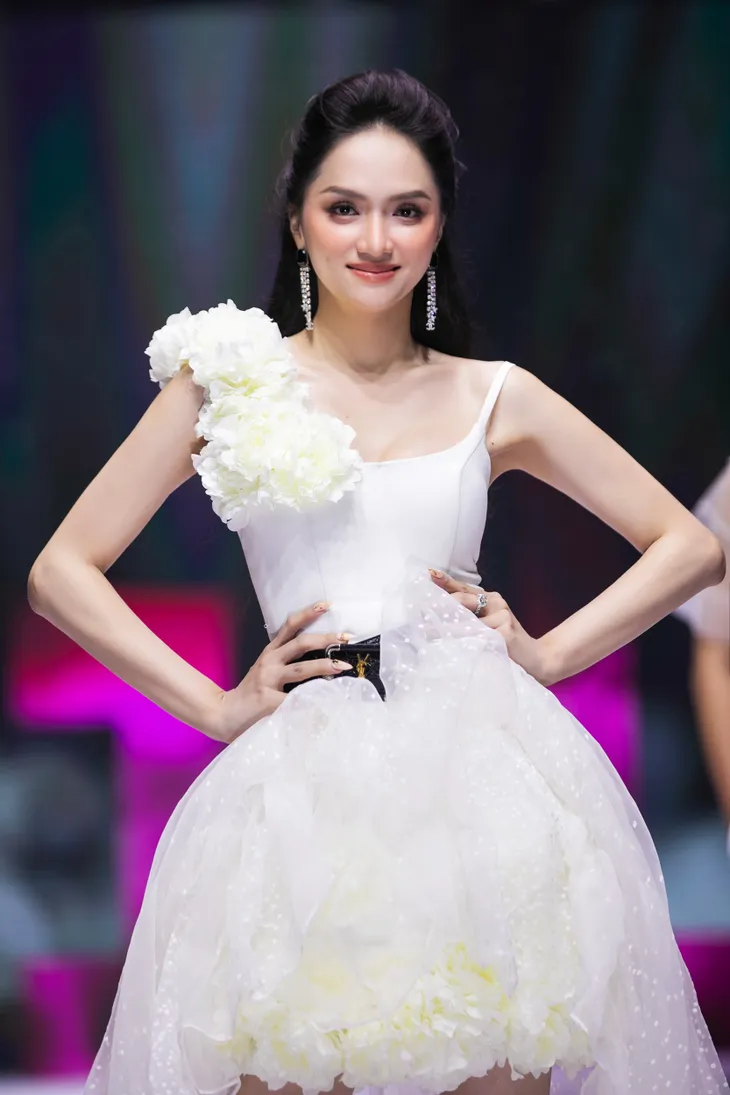 Hương Giang, Thúy Diễm làm vedette trên cùng sàn diễn - Ảnh 2. Hương Giang, Thúy Diễm làm vedette trên cùng sàn diễn - Ảnh 2.