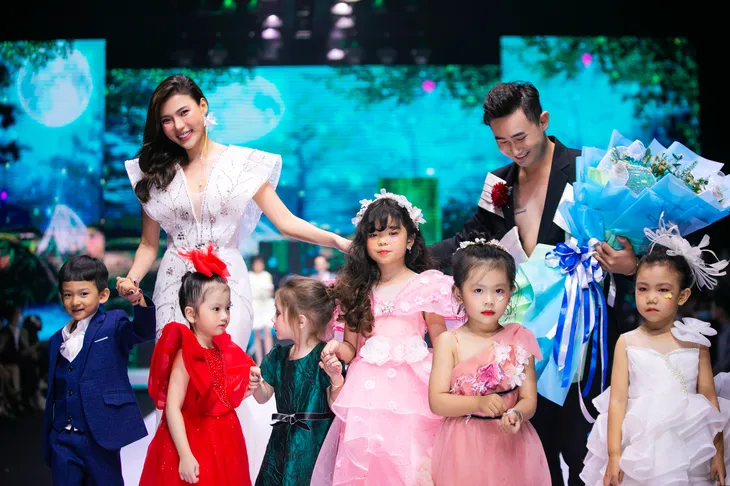 Hương Giang, Thúy Diễm làm vedette trên cùng sàn diễn - Ảnh 5. Hương Giang, Thúy Diễm làm vedette trên cùng sàn diễn - Ảnh 5.
