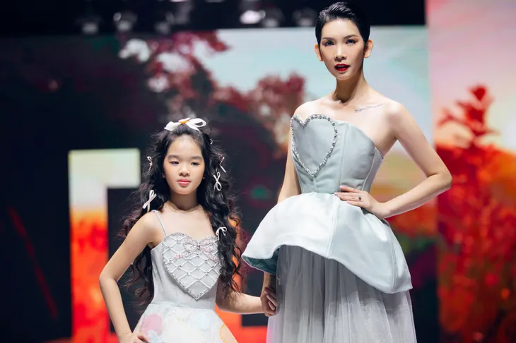 Hương Giang, Thúy Diễm làm vedette trên cùng sàn diễn - Ảnh 7. Hương Giang, Thúy Diễm làm vedette trên cùng sàn diễn - Ảnh 7.