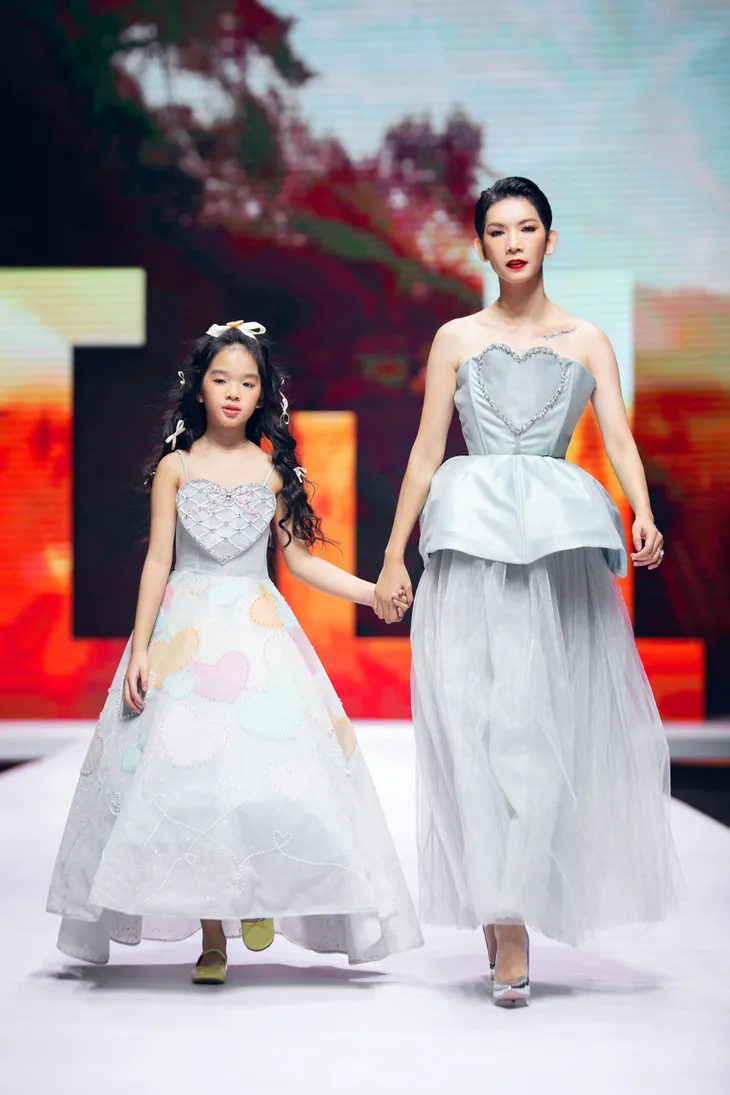 Hương Giang, Thúy Diễm làm vedette trên cùng sàn diễn - Ảnh 6. Hương Giang, Thúy Diễm làm vedette trên cùng sàn diễn - Ảnh 6.