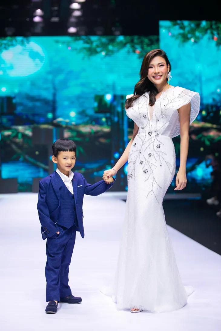 Hương Giang, Thúy Diễm làm vedette trên cùng sàn diễn - Ảnh 4. Hương Giang, Thúy Diễm làm vedette trên cùng sàn diễn - Ảnh 4.