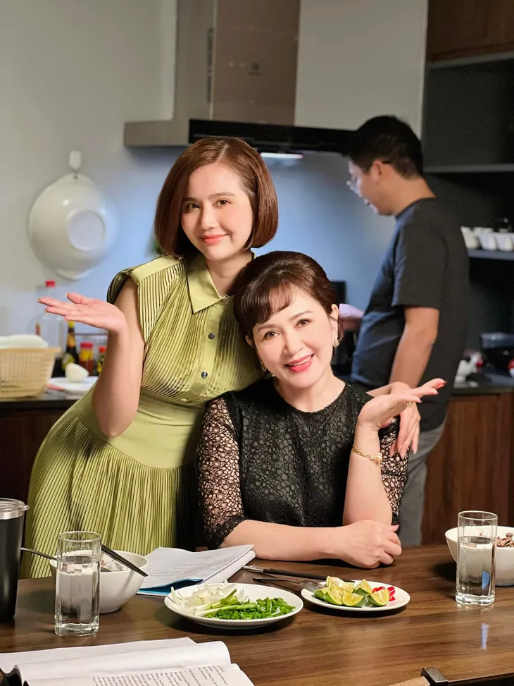 Hậu trường Thương ngày nắng về: Huyền Lizzie cười cực tươi bên mẹ ruột - Ảnh 1. Hậu trường Thương ngày nắng về: Huyền Lizzie cười cực tươi bên mẹ ruột - Ảnh 1.