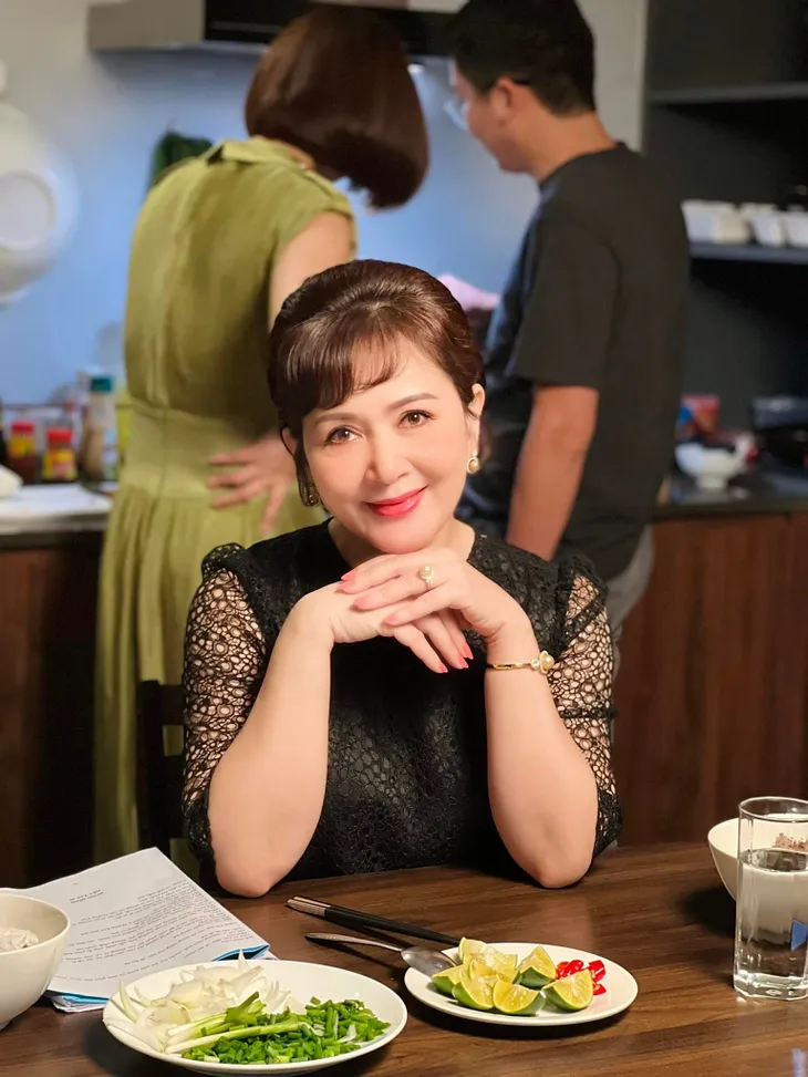 Hậu trường Thương ngày nắng về: Huyền Lizzie cười cực tươi bên mẹ ruột - Ảnh 3. Hậu trường Thương ngày nắng về: Huyền Lizzie cười cực tươi bên mẹ ruột - Ảnh 3.