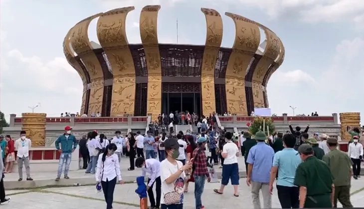 Hàng nghìn du khách đến Cần Thơ dịp Giỗ Tổ Hùng Vương - Ảnh 1.