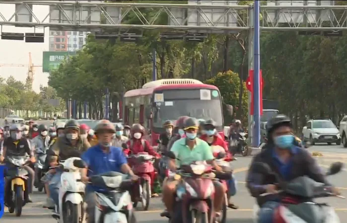 Người dân tấp nập trở lại thành phố sau kỳ nghỉ Lễ Giỗ Tổ Hùng Vương - Ảnh 2. Người dân tấp nập trở lại thành phố sau kỳ nghỉ Lễ Giỗ Tổ Hùng Vương - Ảnh 2.