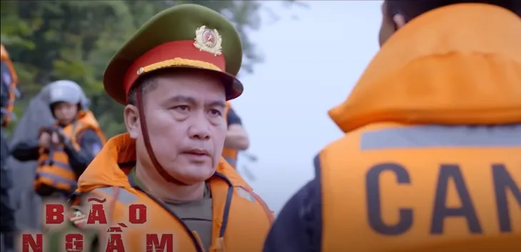 Bão ngầm - Tập 36: Hải Triều điên tiết vì đồng đội bị bắn, lộ cảnh ân ái của bà trùm - Ảnh 2. Bão ngầm - Tập 36: Hải Triều điên tiết vì đồng đội bị bắn, lộ cảnh ân ái của bà trùm - Ảnh 2.