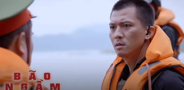 Bão ngầm - Tập 36: Hải Triều điên tiết vì đồng đội bị bắn, lộ cảnh ân ái của bà trùm - Ảnh 1. Bão ngầm - Tập 36: Hải Triều điên tiết vì đồng đội bị bắn, lộ cảnh ân ái của bà trùm - Ảnh 1.