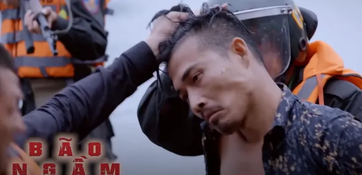 Bão ngầm - Tập 36: Hải Triều điên tiết vì đồng đội bị bắn, lộ cảnh ân ái của bà trùm - Ảnh 3. Bão ngầm - Tập 36: Hải Triều điên tiết vì đồng đội bị bắn, lộ cảnh ân ái của bà trùm - Ảnh 3.