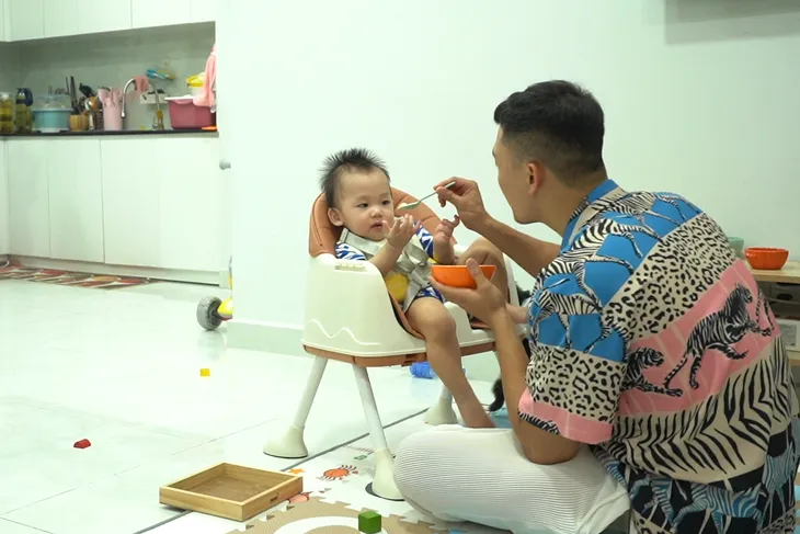 Cuộc chiến nuôi con: Diễn viên Xuân Phúc toát mồ hôi hột nấu ăn cho con - Ảnh 4. Cuộc chiến nuôi con: Diễn viên Xuân Phúc toát mồ hôi hột nấu ăn cho con - Ảnh 4.