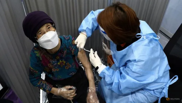 Hàn Quốc triển khai tiêm mũi vaccine COVID-19 tăng cường thứ hai cho người trên 60 tuổi - Ảnh 1. Hàn Quốc triển khai tiêm mũi vaccine COVID-19 tăng cường thứ hai cho người trên 60 tuổi - Ảnh 1.