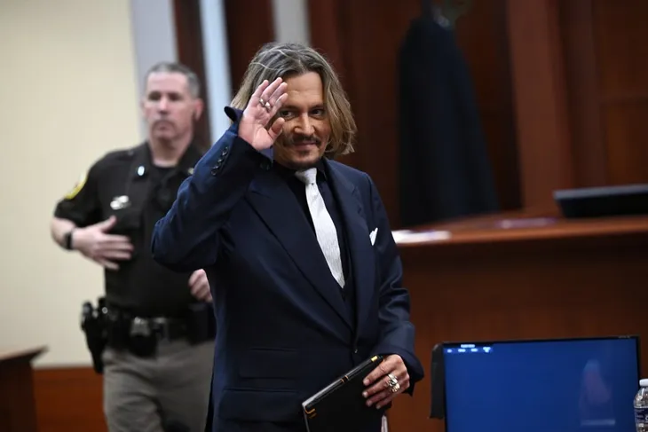 Johnny Depp bị gọi là gã chồng cũ bị ám ảnh về việc trả thù trong phiên toà chống lại vợ cũ - Ảnh 4. Johnny Depp bị gọi là gã chồng cũ bị ám ảnh về việc trả thù trong phiên toà chống lại vợ cũ - Ảnh 4.