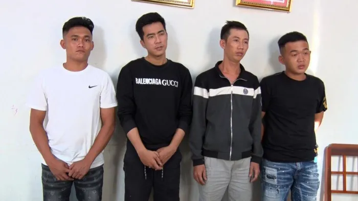 Bắt tạm giam 8 đối tượng dùng súng và hung khí gây rối đêm mùng 2 Tết - Ảnh 2. Bắt tạm giam 8 đối tượng dùng súng và hung khí gây rối đêm mùng 2 Tết - Ảnh 2.