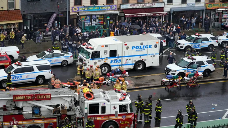 Tay súng bắn 10 người, khiến ít nhất 16 người bị thương trên tàu điện ngầm New York - Ảnh 4. Tay súng bắn 10 người, khiến ít nhất 16 người bị thương trên tàu điện ngầm New York - Ảnh 4.