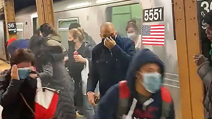 Tay súng bắn 10 người, khiến ít nhất 16 người bị thương trên tàu điện ngầm New York - Ảnh 1. Tay súng bắn 10 người, khiến ít nhất 16 người bị thương trên tàu điện ngầm New York - Ảnh 1.