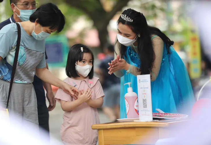 Trẻ mầm non Hà Nội bỡ ngỡ đi học - Ảnh 9. Trẻ mầm non Hà Nội bỡ ngỡ đi học - Ảnh 9.