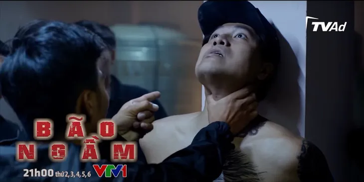 Bão ngầm - Tập 38: Đặt bom xe bất thành, em trai sinh đôi Toàn khỉ đốm bị bắt - Ảnh 3. Bão ngầm - Tập 38: Đặt bom xe bất thành, em trai sinh đôi Toàn khỉ đốm bị bắt - Ảnh 3.