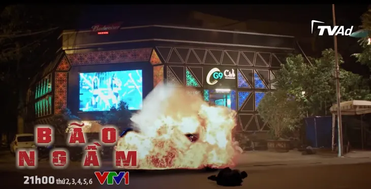 Bão ngầm - Tập 38: Đặt bom xe bất thành, em trai sinh đôi Toàn khỉ đốm bị bắt - Ảnh 1. Bão ngầm - Tập 38: Đặt bom xe bất thành, em trai sinh đôi Toàn khỉ đốm bị bắt - Ảnh 1.