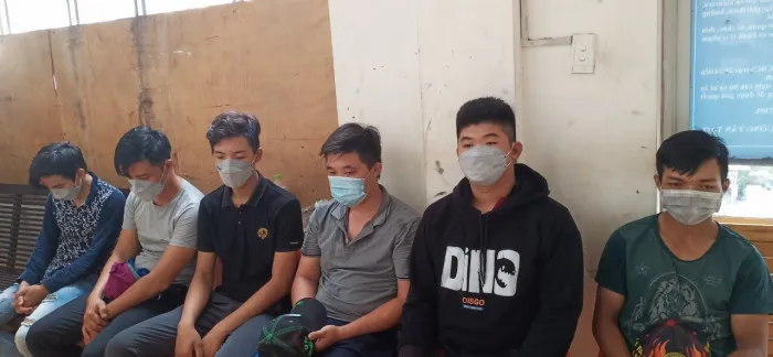 TP Hồ Chí Minh: Bắt nhóm đối tượng giả cảnh sát hình sự chặn người đi đường kiểm tra giấy tờ - Ảnh 1. TP Hồ Chí Minh: Bắt nhóm đối tượng giả cảnh sát hình sự chặn người đi đường kiểm tra giấy tờ - Ảnh 1.