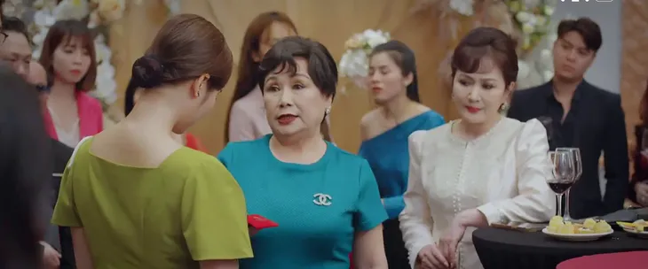 Thương ngày nắng về - Tập 6: Bà Nhung đau xé tim gan khi biết kẻ thù chính là con gái ruột - Ảnh 3. Thương ngày nắng về - Tập 6: Bà Nhung đau xé tim gan khi biết kẻ thù chính là con gái ruột - Ảnh 3.